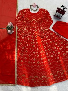 Robe Salwar pakistanaise rouge en tissu faux georgette épais, col rond, longueur ras du sol, pour Mehendi / Sangeet / Réception - Product Image 4