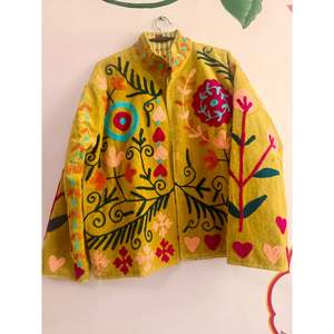 Veste réversible en velours brodé Suzani Meadow Bloom, écologique, faite à la main pour femmes, manteaux d'automne et d'hiver, doublure en lin, satin - Product Image 1