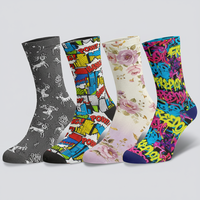 Chaussettes décontractées personnalisées anti-bactériennes Coolmax imprimées numériquement aux couleurs printanières, fabriquées à Istanbul, Turquie, avec logo sur le corps du chaussette.