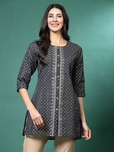 คุณภาพส่งออกของผู้หญิงอินเทรนด์มีสไตล์สีเทาปัก Chanderi Kurti สั้นจับคู่กับกางเกงคอลเลกชันเครื่องแต่งกายสํานักงานล่าสุด - Product Image 4
