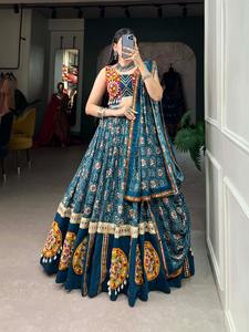 Lehenga choli เสื้อผ้าอินเดียแบบดั้งเดิมและปากีสถานที่มีการปักกระจกที่ทำจากผ้าเรยอนที่สง่างามกับเสื้อ - Product Image 2