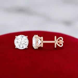 Pendiente de tuerca de cuatro puntas de diamante cultivado en laboratorio de corte redondo de 3,00 CT, hecho en chapado en oro para Unisex - Product Image 3