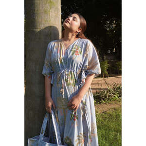Robe kaftan à taille élastique à imprimé floral gris ciel pour les invitées de mariage - Product Image 1