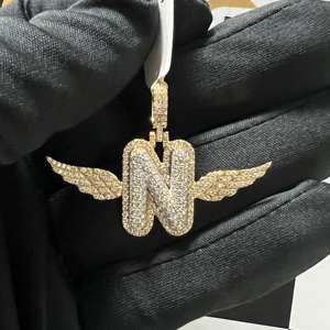 Pendentif en moissanite avec inscription initiale en forme d'aile, style hip-hop, finition or jaune, luxe - Product Image 2