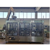Machine d'embouteillage d'eau de qualité à l'exportation utilisée pour remplir automatiquement les bouchons et étiqueter les bouteilles avec de l'eau purifiée