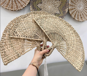 พัดลมมือถือจากหญ้าทะเลระดับพรีเมี่ยม | งานปาร์ตี้ที่เป็นมิตรกับสิ่งแวดล้อมทำด้วยมือ | งานฝีมือที่ไม่เหมือนใครสำหรับกิจกรรมและงานปาร์ตี้ - Product Image 1