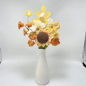Ramo de Girasoles y Tulipanes Tejido a Mano con Ganchillo, Regalo para el Día del Maestro, para Novias y Enamorados - Product Image 4