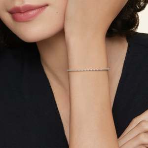 Bracelet tennis en diamants de luxe, accessoire de mode élégant pour toutes les occasions - Product Image 2