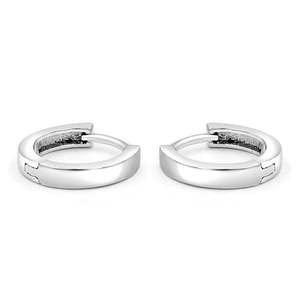 Boucles d'oreilles créoles géométriques plaquées or avec diamants taille princesse et perles, idéales pour un cadeau de mariage et une soirée - Product Image 4