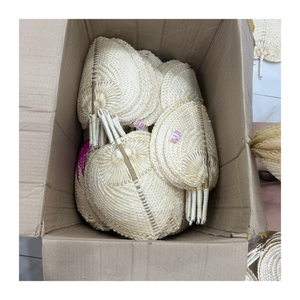 Éventail en bambou en forme de feuille en gros direct d'usine fait à la main au Vietnam pour la faveur de fête de mariage rustique et le cadeau écologique - Product Image 3