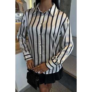 Chemise en satin à fines rayures Simple Fashion 3434 - Product Image 2