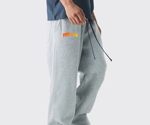 Pantalon de survêtement gris en coton pour homme, taille élastique avec cordon de serrage, logo brodé sur la jambe droite, joggers décontractés pour l'automne - Product Image 1