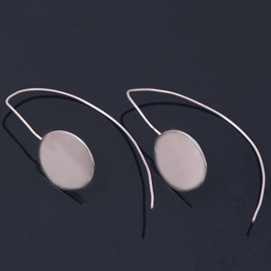 Vente en gros de boucles d'oreilles élégantes et luxueuses plaquées or 18 carats, faites à la main, en métal lisse, style cool, crochets d'oreilles pour femmes, couleur personnalisée, cadeau - Product Image 1