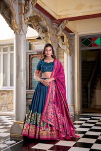 Choli de mariage formel exclusif en velours Tushar imprimé, de créateur, avec dupatta et lehenga ornés de travail en feuille d'aluminium - Product Image 4