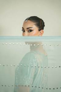 Salwar Kameez/Kurta de seda modal con encaje indio, cuello redondo, multicolor, especial para recepción, con espejo lateral frontal. - Product Image 3