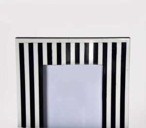 Lujoso marco de fotos de rayas blancas y negras con incrustaciones a mano para un diseño interior premium y esquemas de decoración moderna foto de resina o MDF - Product Image 3