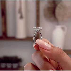 Anillo de Diamante Ovalado Cultivado en Laboratorio con Certificación IGI, con Piedras Laterales Redondas y Halo Oculto en Oro Blanco para Compromiso Femenino - Product Image 3
