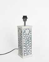 Faizacraft Nouvelle lampe de table grise incrustée d'os de premier ordre avec éclairage rectangulaire au design floral pour la maison et les hôtels.