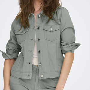 Nouveau design de veste en jean pour femmes en fer forgé OEM Poches de poitrine et fermeture à boutons conçues pour les femmes pour un confort en toutes saisons - Product Image 1