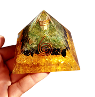 Pyramide d'Orgone Sculptée de Qualité Supérieure en Orgonite, Citrine, Tourmaline Noire, Aventurine Verte, Pierre Naturelle et Résine