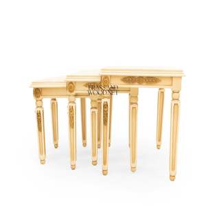 Juego de mesas auxiliares clásicas con detalles decorativos tallados en oro y patas rectas elegantes para decoración de hogares de lujo. - Product Image 6