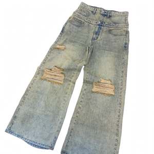 Vaqueros anchos de mujer estilo vintage lavado con doble rotura, tachuelas laterales y cadena de calavera, estilo streetwear Y2K, de mezclilla ecológica. - Product Image 4