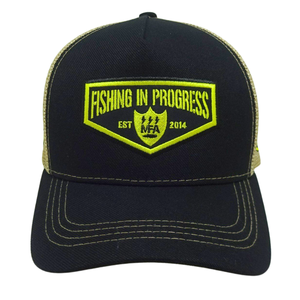 Sombrero de camionero negro de 5 paneles, hilo de contraste de malla amarilla en el ala y logotipo en la parte delantera y izquierda, hebilla de un solo pecho de plástico OEM - Product Image 1