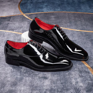 Chaussures habillées classiques en cuir véritable pour hommes, style brogues à bout ailé, idéales pour les affaires et les soirées - Product Image 1