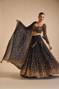 Robe de soirée traditionnelle pour femmes de designer Belle broderie travail Lehenga avec protection solaire Impression dessinée à la main Choli - Product Image 3