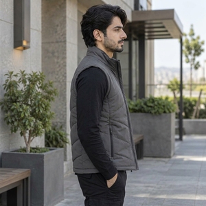 Gilet utilitaire fabriqué avec un matériau respirant, un aménagement de poches fonctionnel, une construction légère, une fermeture sécurisée et confortable. - Product Image 3