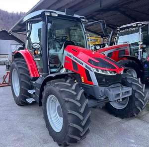 Tracteurs Massey Ferguson conçus pour de longues heures de travail. - Product Image 6
