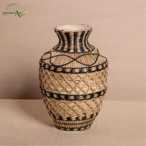 Vase décoratif moderne en bambou tressé à la main, écologique et naturel pour la maison et l'intérieur - Product Image 2