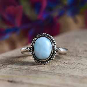 Anillo de Larimar ovalado minimalista hecho a mano, joyería de piedras preciosas de plata esterlina oxidada para mujer, diseño elegante - Product Image 3