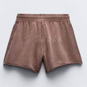 Short délavé à l'acide pour femme avec un tissu de haute qualité et un ajustement confortable idéal pour un usage quotidien - Product Image 2