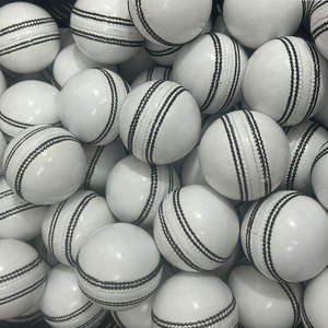 Pelotas de críquet duras de colores y tamaño personalizado de alta calidad cosidas a mano de cuero de marca oficial del fabricante al por mayor SI - Product Image 4