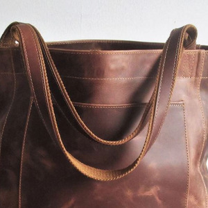 Bolsos Tácticos de Hombro de Cuero Marrón Transpirable para Exteriores, Elegantes, con Doble Compartimento, Correa Ajustable y Cierre de Cremallera, Resistentes al Agua - Product Image 3