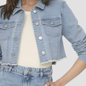 Veste en jean courte courte personnalisée pour femmes bleu clair OEM fermeture à bouton conçue pour les femmes pour un confort en toutes saisons - Product Image 4