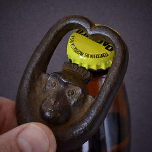 Décapsuleur en fonte motif singe, design tribal vintage, prise en main robuste, finition durable, accent ludique, idéal pour bar à domicile et décoration cadeau - Product Image 2