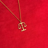 Collar de Plata de Ley 925 Chapado en Oro de 22K con Colgante Minimalista de Balanza de la Justicia y Símbolo de la Ley, Altamente Pulido