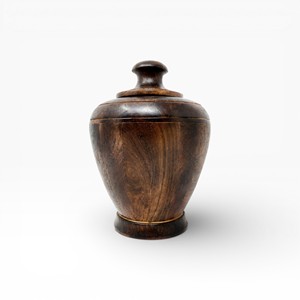 Urne classique en bois poli avec silhouette arrondie, bandes en bois naturel et couvercle sécurisé pour un souvenir paisible - Product Image 5