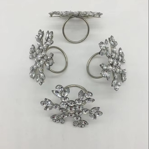 Flocon de neige rond de serviette boucles de serviette en métal pour mariage dîner de noël ajoute du charme à votre table à manger décor papier bois - Product Image 1