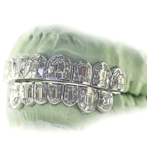 Personnalisé 925 Argent Plaqué Or Dents Grillz Glacé Moissanite Taille Émeraude Diamant Bijoux pour Hommes Style Hip Hop - Product Image 4