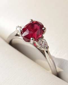 Bague de fiançailles élégante en argent 6x8mm taille ovale rouge CZ trois pierres avec pierres latérales poire | Bijoux de mariée en diamant - Product Image 5