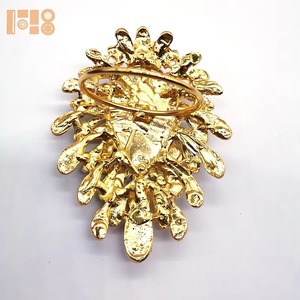 Porte-serviettes luxueux en or avec design royal et travail en cristal pour les fêtes de décoration de table de mariage, les repas d'hôtel - Product Image 2