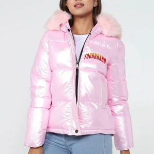 Veste matelassée rose brillante irisée rose bonbon respirante en coton avec garniture en fausse fourrure - Product Image 1