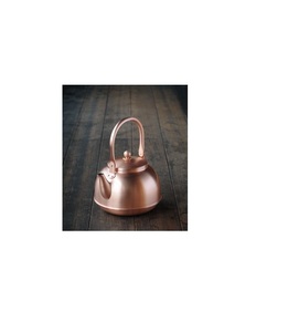 Gran tetera de cobre con diseño tradicional y detalles martillados, perfecta para hervir agua en configuraciones étnicas y rústicas - Product Image 4