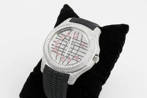 Reloj con tachuelas de diamantes de moissanita de lujo en tono dorado, movimiento de cuarzo, función de fecha de números rojos para hombres y mujeres - Product Image 2