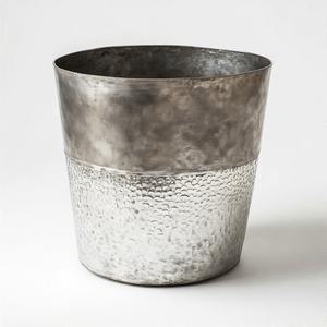 Pot artisanal argenté brillant avec corps martelé texturé destiné aux espaces de style ou aux coins de boutique. - Product Image 3