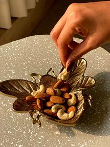 Plateau de service moderne en métal poli, style antique, finition plaquée or, personnalisable - Product Image 3