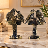 Sculpture en pierre gothique de corbeau double avec croix et cristal pour décoration d'Halloween et cadeaux de collection